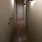 Коридор квартиры Italica Intonaco Travertino КМ0 + лак Protettiva 7