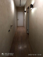 Коридор квартиры Italica Intonaco Travertino КМ0 + лак Protettiva 7