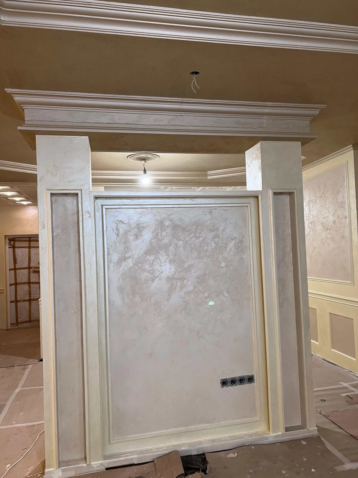 Объект ЦАО квартира, потолок шелк Italica Nuova Venezia Bianco+Oro, стены Rifflet Shiny 200