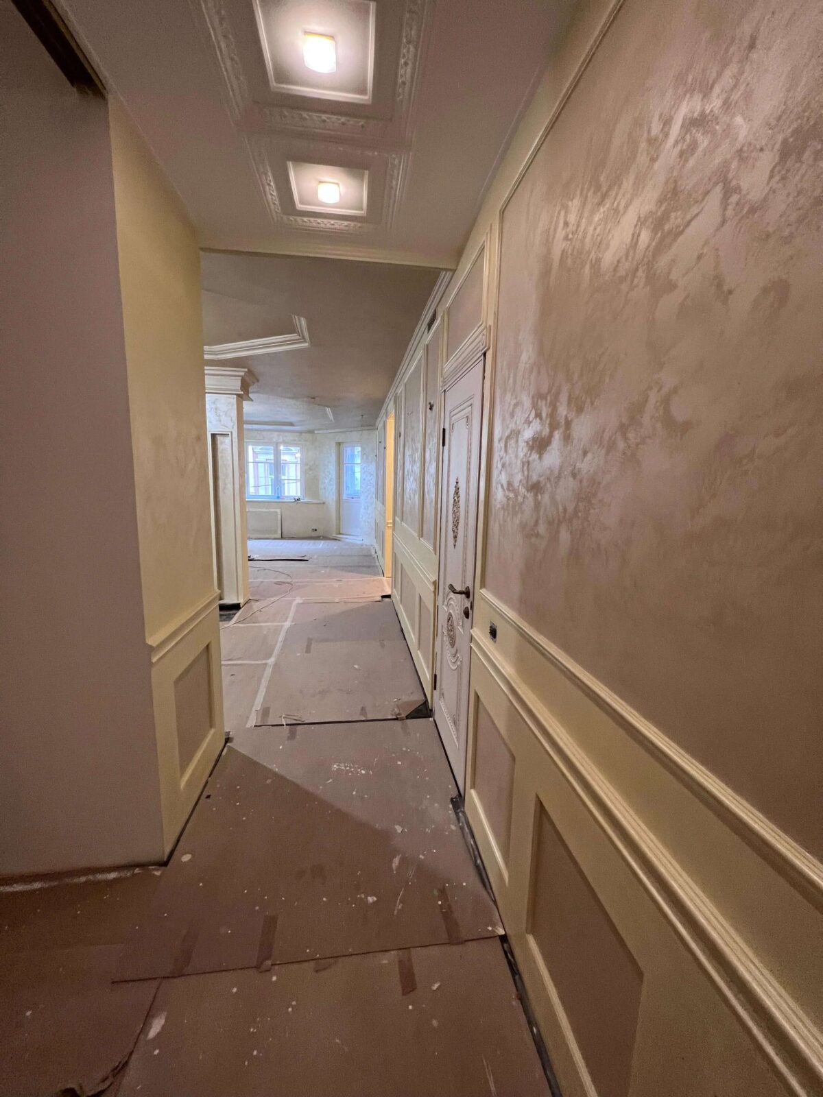 Объект ЦАО квартира, потолок шелк Italica Nuova Venezia Bianco+Oro, стены Rifflet Shiny 200