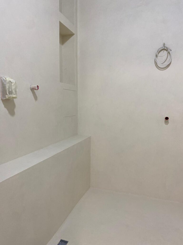 Italica Policement 600+ 300, лаки Protector (водный барьер) + 2 слоя PU2 (2х компонентный полиуритановый напольный лак)