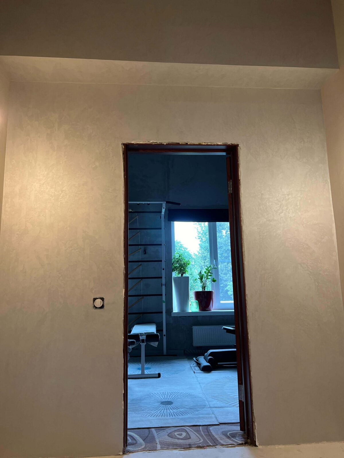 Фактурная штукатурка Marmo Travertino 500 + Finishmatt с эффектом "Карта мира"