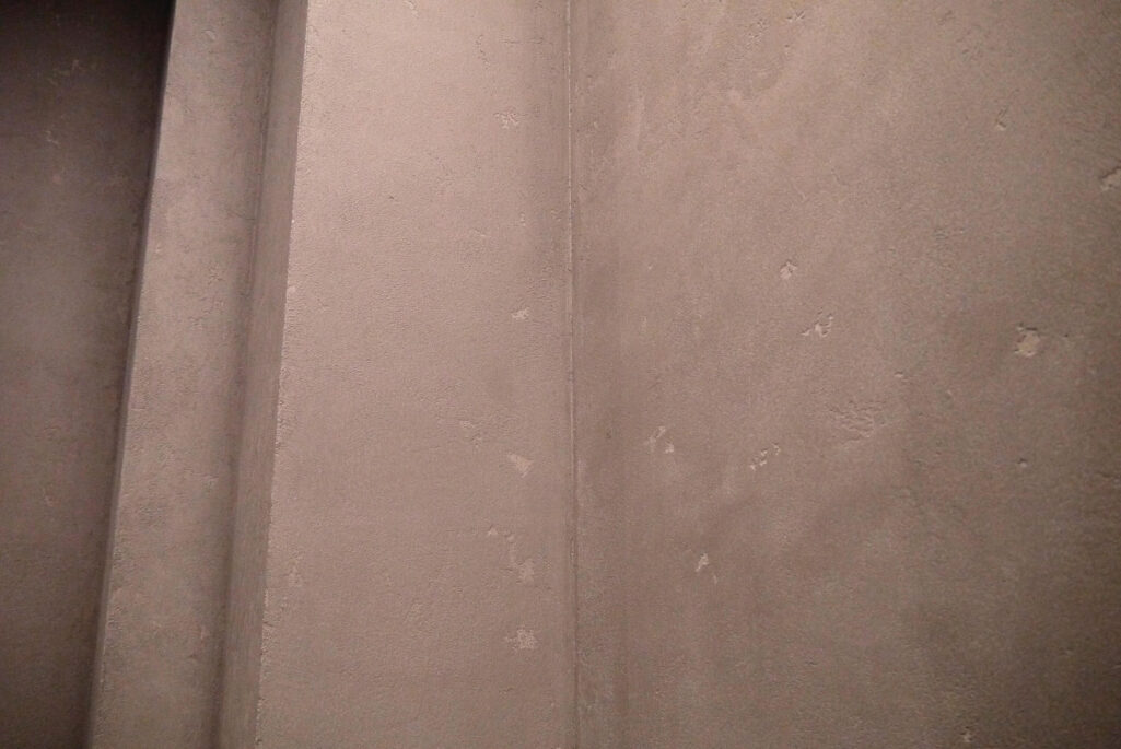 Фактурная штукатурка Intonaco Quarzo + Finishmatt в санузле