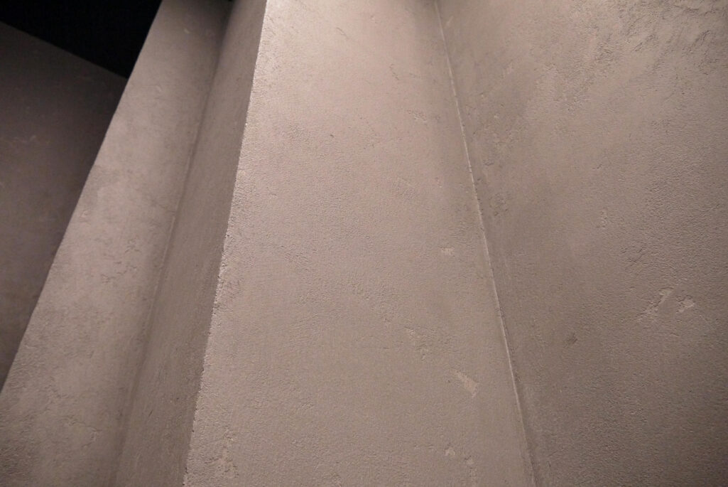 Фактурная штукатурка Intonaco Quarzo + Finishmatt в санузле