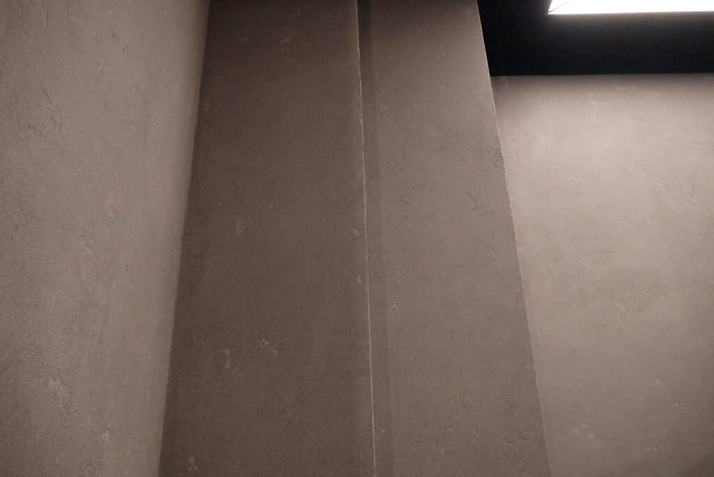 Фактурная штукатурка Intonaco Quarzo + Finishmatt в санузле