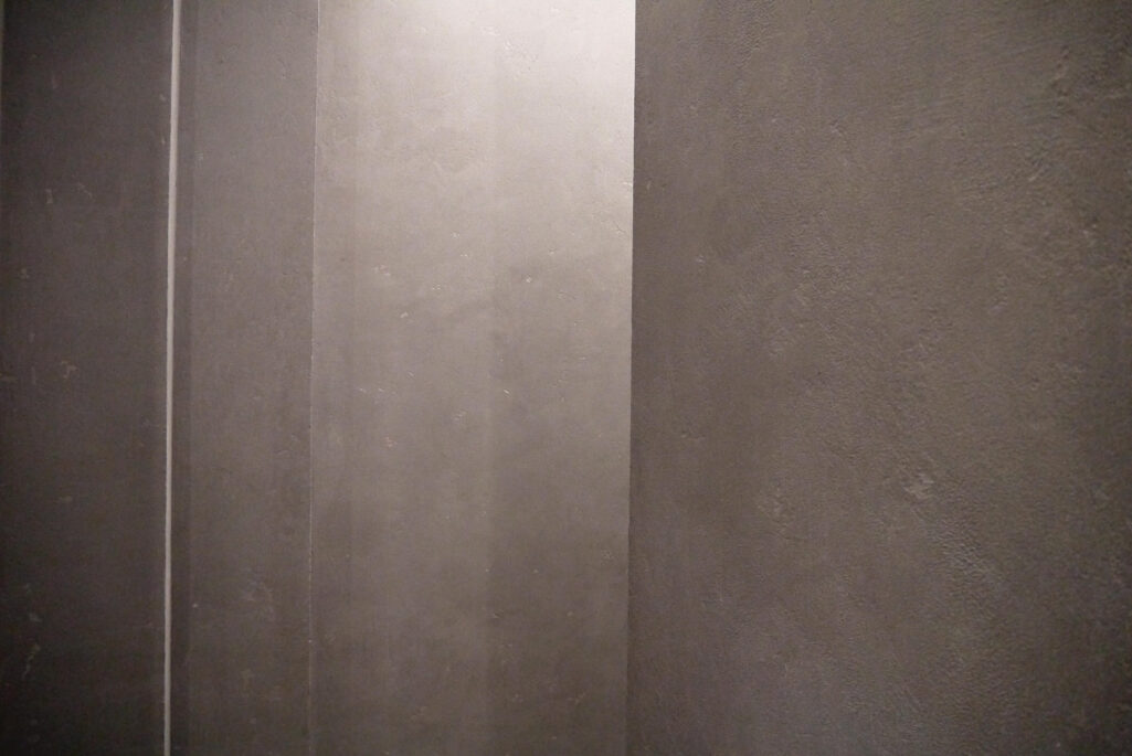 Фактурная штукатурка Intonaco Quarzo + Finishmatt в санузле