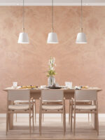 Декоративное покрытие с эффектом «Бархата» Описание продукта Декоративное покрытие Velluto создает на стенах эффект нежного бархата с перламутровыми переливами, сочетая в себе однородный фон и роскошный вид. Оно придаёт интерьеру стильный и уютный облик, идеально подходя для любого стиля оформления. Благодаря высокой плотности материала, покрытие легко формируется, что позволяет создавать разнообразные рельефные узоры. Свойства и область применения Velluto — это готовый к применению, экологически безопасный, антибактериальный и гипоаллергенный материал. Он подходит для всех поверхностей на основе гипса, цемента и известковой штукатурки. Подготовка поверхности Перед началом работы поверхность должна быть идеально ровной, чистой и гладкой. Для этого необходимо тщательно выровнять основание с помощью финишной акриловой шпатлевки DECORO. После полного высыхания шпатлевки поверхность следует отшлифовать и обработать грунтом глубокого проникновения «Primer» DECORO. Рекомендации по нанесению Окрасить поверхность краской «Arioli» в нужный цвет. После полного высыхания «Arioli» (через 6 часов) нанести первый слой материала «Velluto» венецианской кельмой, используя разнонаправленные движения. Нанесение материала: Первый способ: Наносить «Velluto» круговыми или хаотичными движениями, слегка касаясь поверхности всей плоскостью кельмы для создания желаемого рисунка. Второй способ: Набрать небольшое количество материала на морскую губку, снять излишки, а затем наносить на поверхность легкими промокательными движениями. Через 3-5 минут аккуратно пригладить рельеф покрытия кельмой для формирования рисунка. Если материал загустел, его можно разбавить водой (не более 5% от массы). Базовые цвета Доступные базовые цвета: серебро, белое золото, золото, белый бархат. Колеровка Покрытие можно колеровать любыми водными колорантами, допускается использование как светлых, так и насыщенных оттенков. Высыхание Время высыхания между слоями составляет 2-3 часа; полное высыхание – 12 часов. После нанесения важно защищать материал от механических воздействий в течение 72 часов. Эксплуатация Покрытие подходит для влажных помещений при использовании защитных покрытий (без постоянного контакта с водой). Хранение Хранить в оригинальной плотно закрытой таре при температуре от +5°С до +35°С. Избегать воздействия прямых солнечных лучей и замораживания. Гарантийный срок хранения – 24 месяца. Меры предосторожности При правильном использовании покрытие не представляет угрозы для здоровья. Не сбрасывать отходы в канализационные системы; использованную тару и остатки материала утилизировать как строительный мусор. Состав Акриловая дисперсия, минеральные наполнители, загустители, перламутровый пигмент, технологические добавки, вода.