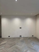 Декоративная штукатурка мокрый шелк Italica Luce в интерьере со скрытыми дверьми