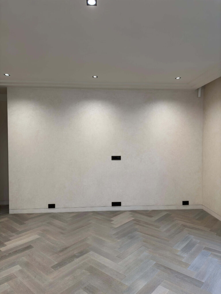 Декоративная штукатурка мокрый шелк Italica Luce в интерьере со скрытыми дверьми