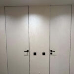 Декоративная штукатурка мокрый шелк Italica Luce в интерьере со скрытыми дверьми