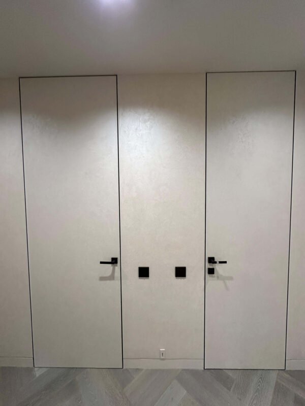 Декоративная штукатурка мокрый шелк Italica Luce в интерьере со скрытыми дверьми