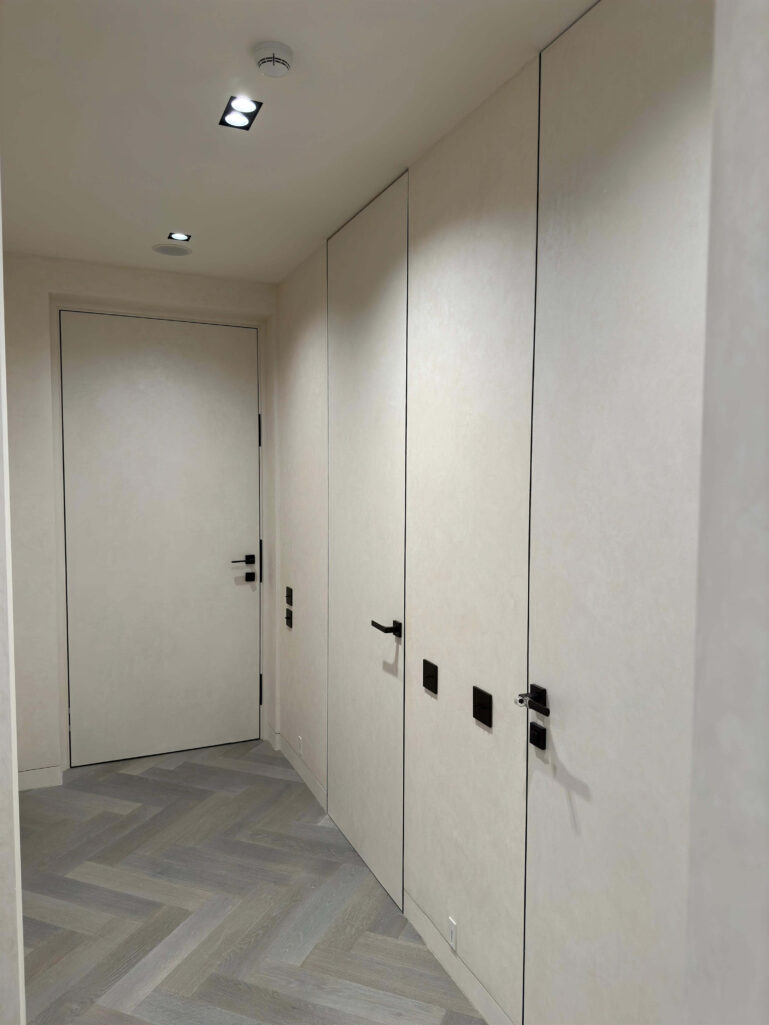 Декоративная штукатурка мокрый шелк Italica Luce в интерьере со скрытыми дверьми