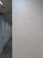 Декоративная штукатурка мокрый шелк Italica Luce в интерьере со скрытыми дверьми