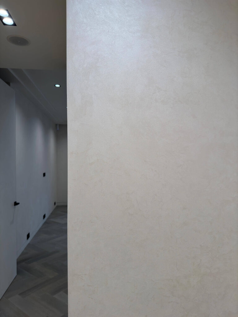 Декоративная штукатурка мокрый шелк Italica Luce в интерьере со скрытыми дверьми