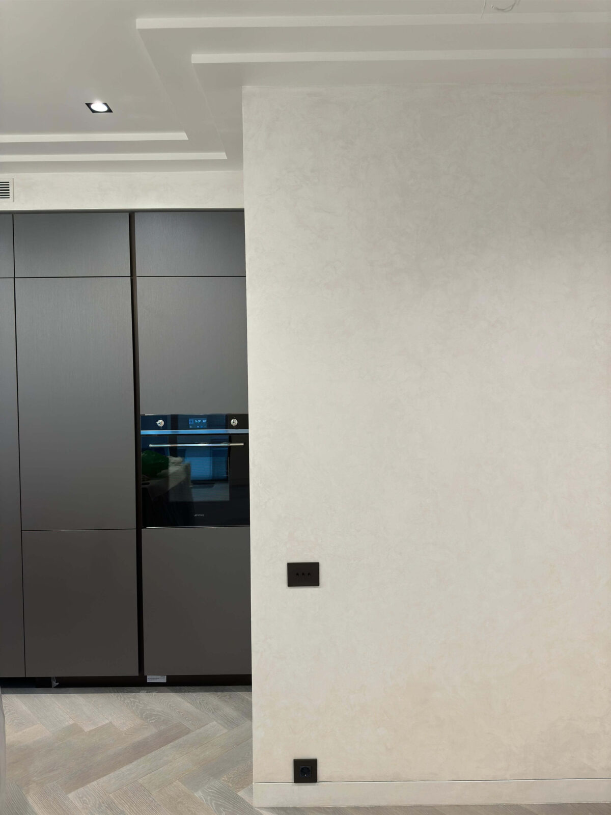 Декоративная штукатурка мокрый шелк Italica Luce в интерьере со скрытыми дверьми