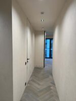 Декоративная штукатурка мокрый шелк Italica Luce в интерьере со скрытыми дверьми