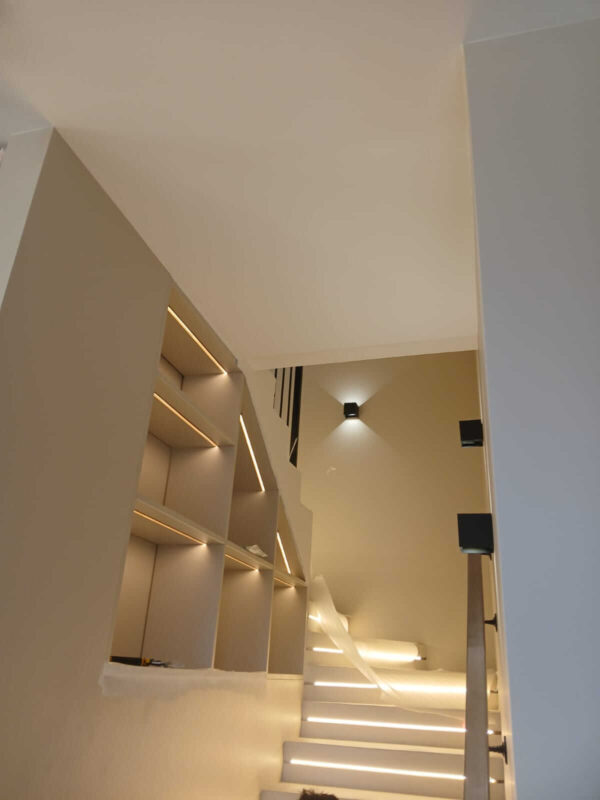 Декоративная штукатурка Polycement + Protector + PU2 в молочном белом оттенке