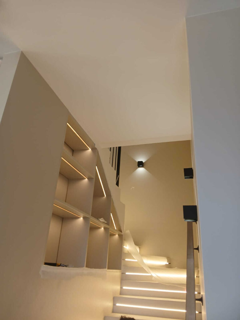 Декоративная штукатурка Polycement + Protector + PU2 в молочном белом оттенке