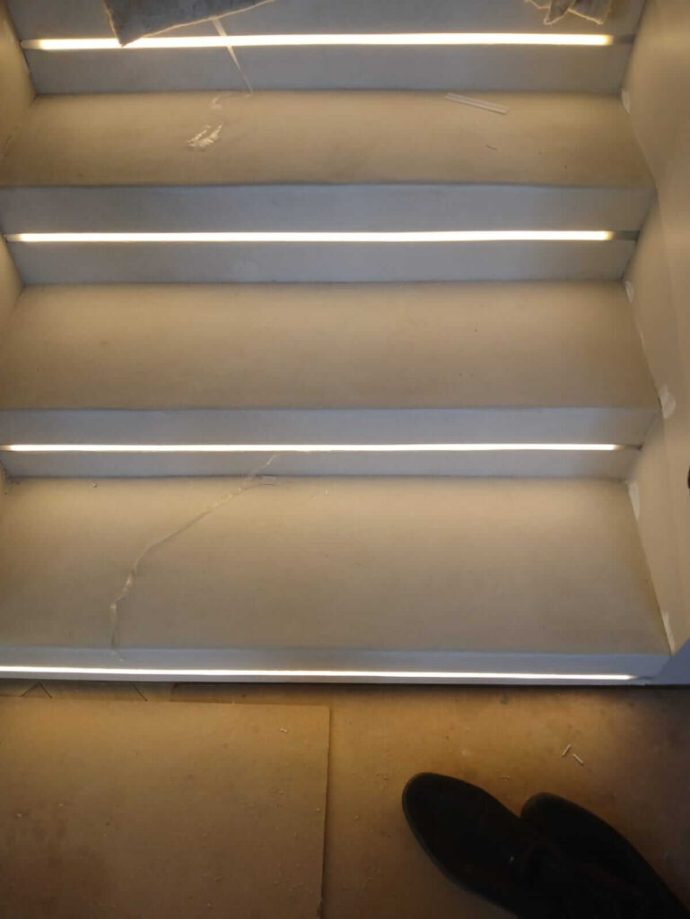 Декоративная штукатурка Polycement + Protector + PU2 в молочном белом оттенке