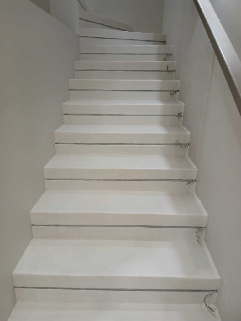 Декоративная штукатурка Polycement + Protector + PU2 в молочном белом оттенке