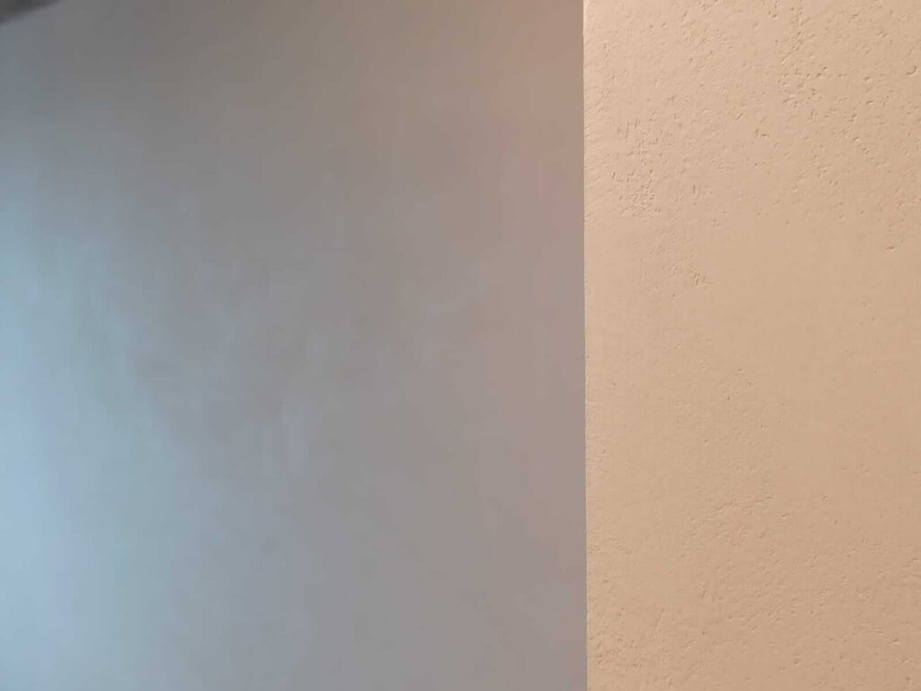 Фактурная штукатурка в интерьере в квартире в Москве