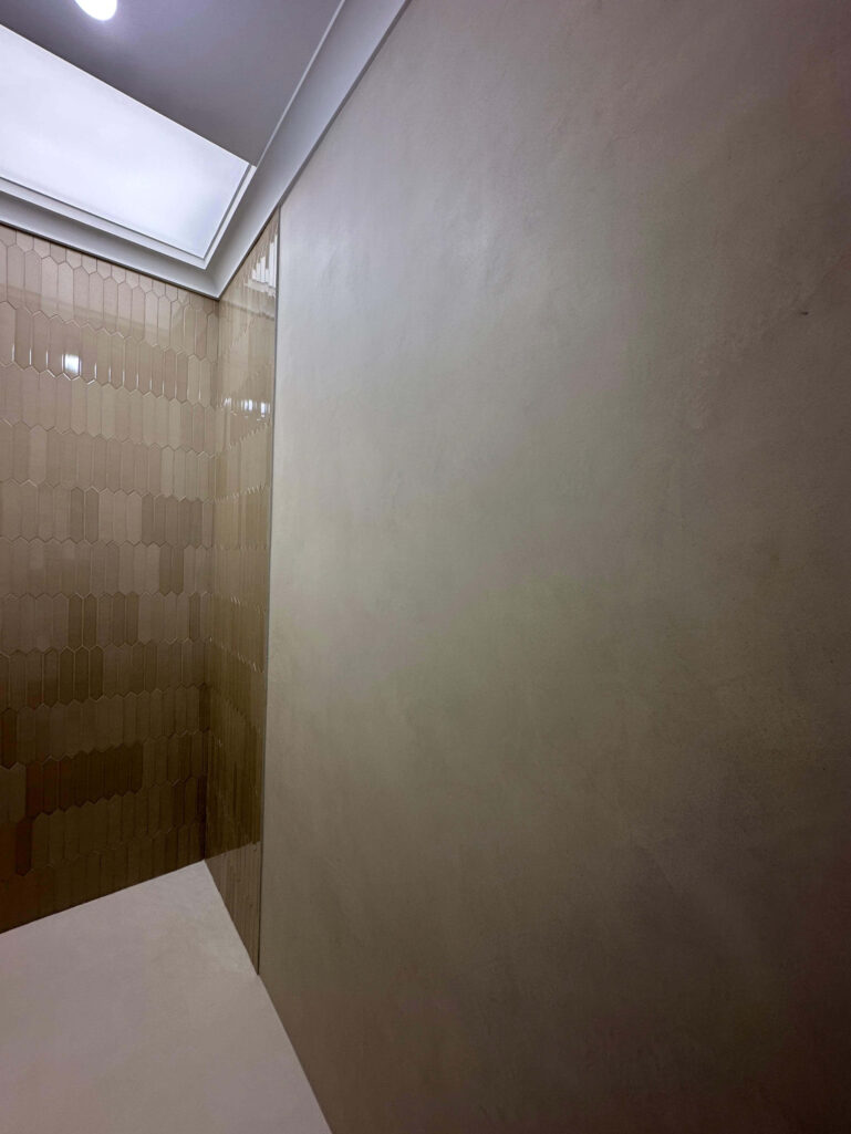 Декоративная штукатурка для санузлов Polycenement 600+300с защитным лаком PROTECTOR + LACCA ESTREMO PU2