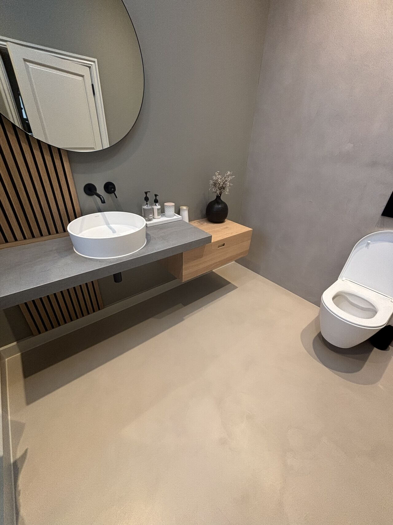 Деталь арт-бетона Muratore с защитным слоем Decorfilm