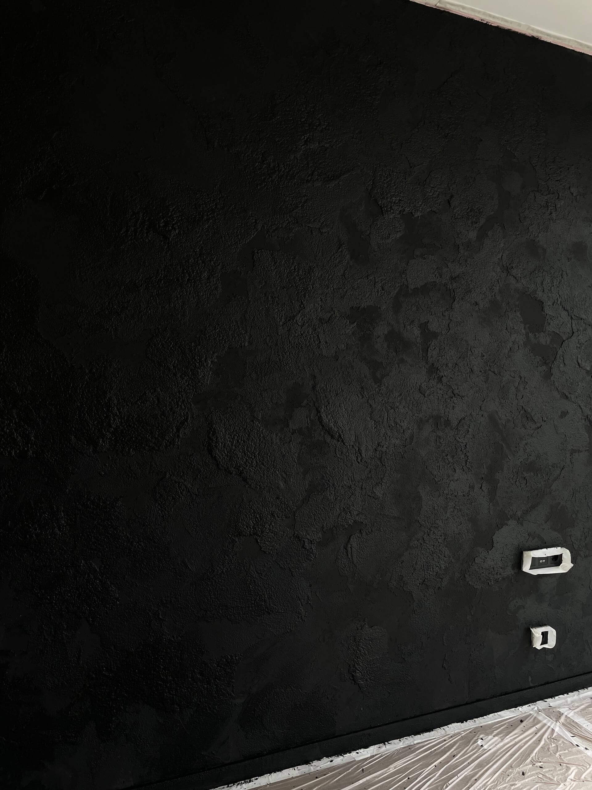 Черная акцентная стена с рельефной фактурой
